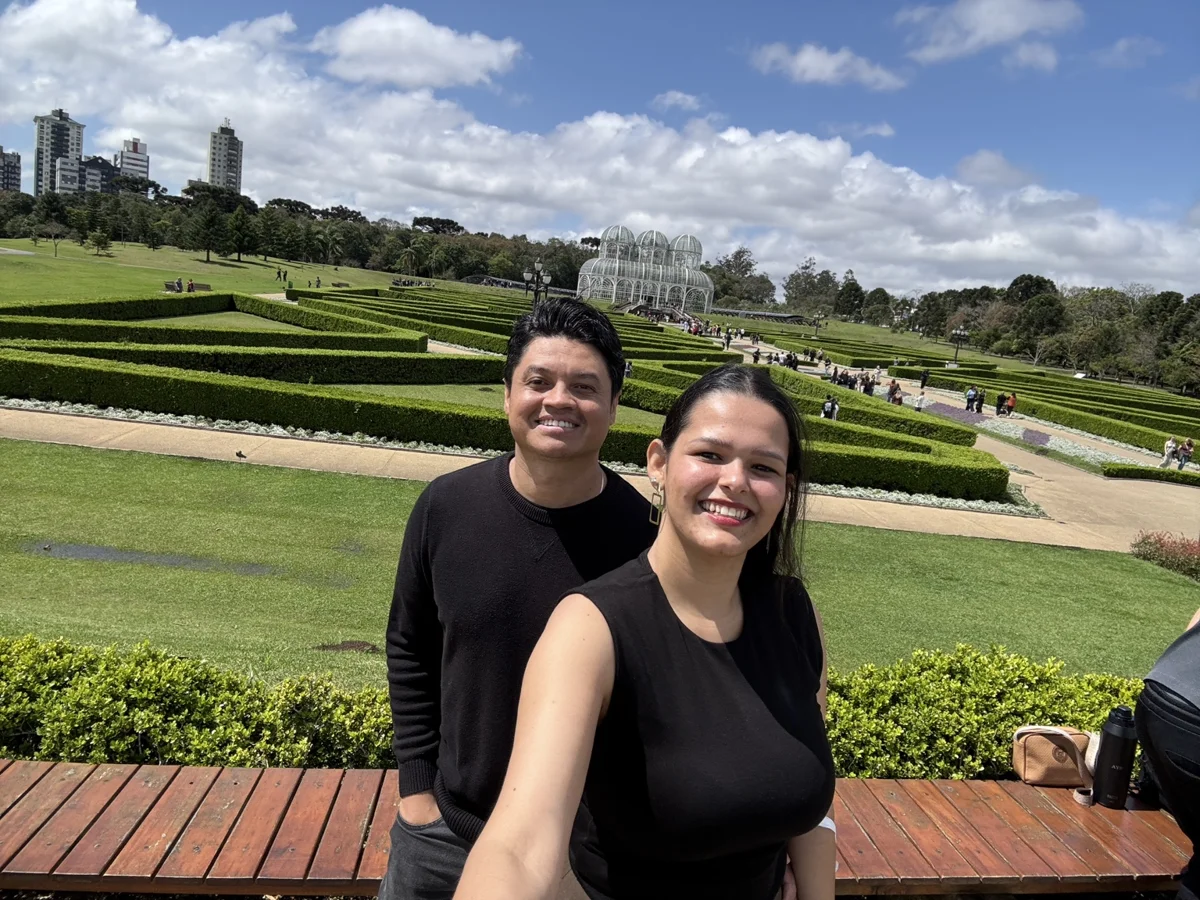 Tiago e Angelys no Jardim Botânico de Curitiba