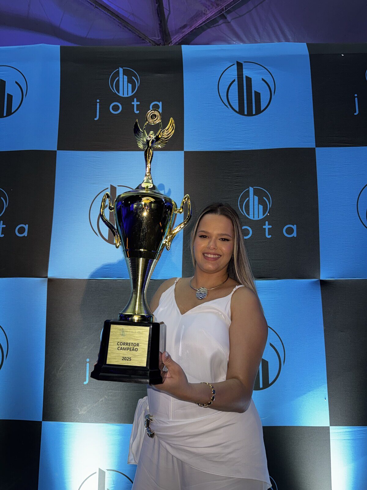 Angelys com o troféu de Corretora Campeã de 2025.